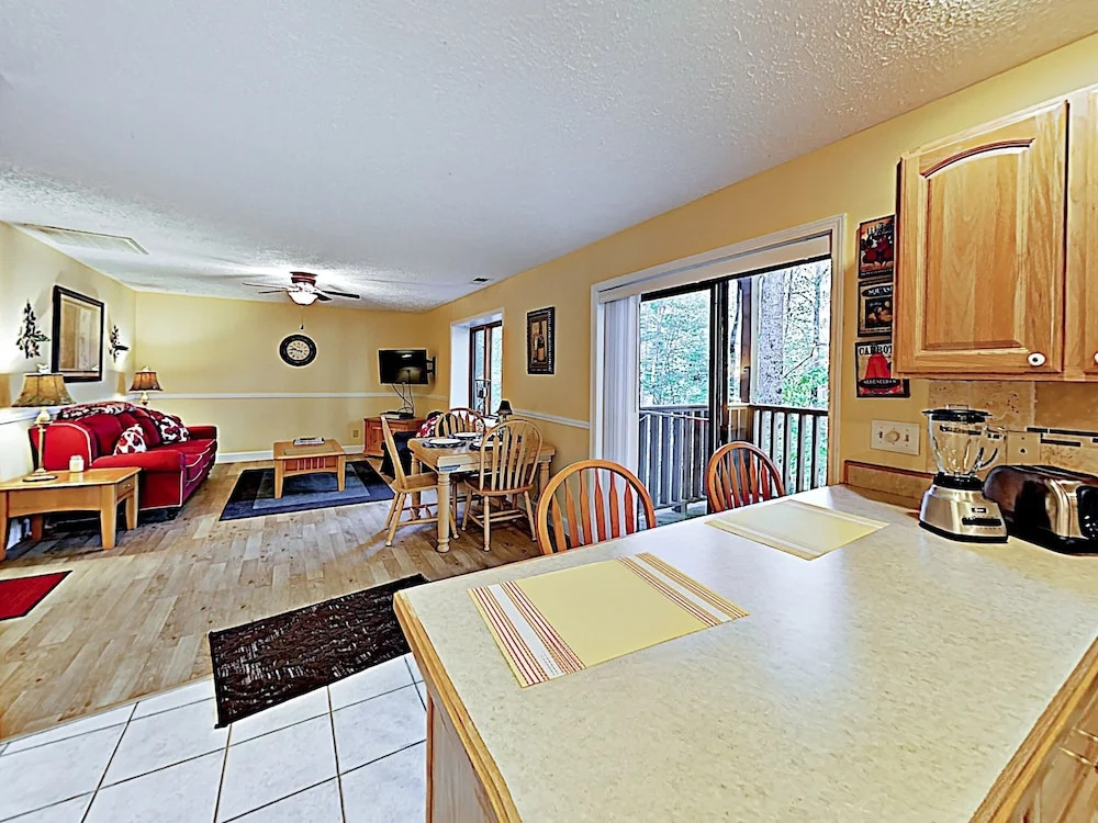 New Listing! Two-unit Rumbling Bald Resort 4 Bedroom Townhouse