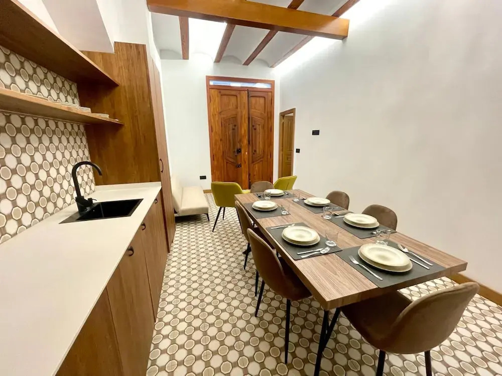 Los Angeles With 3 Bedrooms and 3 Bathrooms