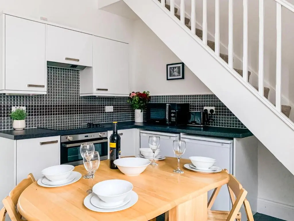 Maple House - Free Parking - Holiday Home - Sleeps 12 With Sister Property