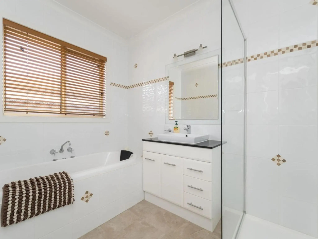 WOODLAND HEATH ESCAPE PET FRIENDLY WIFI AND LINEN Inc