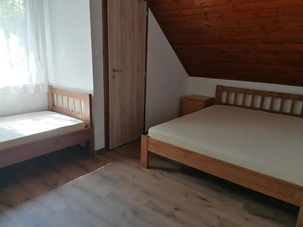 7 férőhelyes ház a tótól 15 m-re saját stéggel és csónakkal Balatonfenyvesen