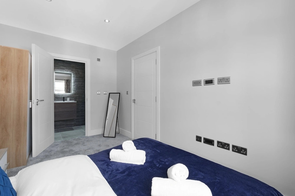 4BDR 3BA Family Home Garden in Isleworth