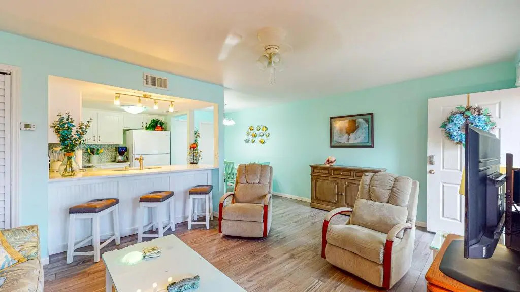 EC134 Newly Remodeled Ground Floor Condo, Boardwalk to Beach, Shared Pool and Grill