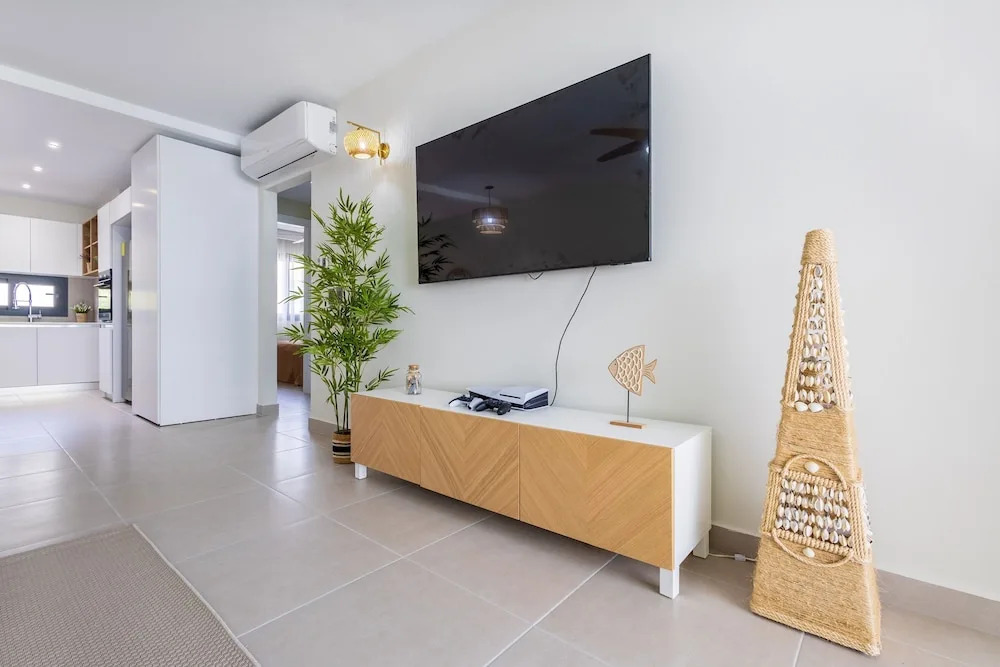 Chic 2BR Stay w Terrace Picuzzi 5 Min to Beach