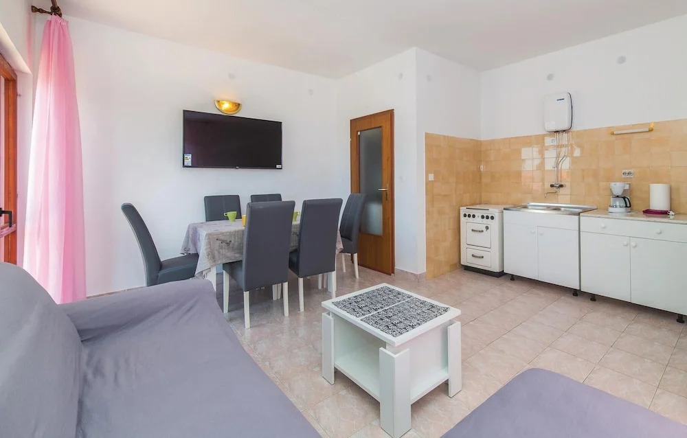 Stunning Apartment in Okrug Donji With 3 Bedrooms and Wifi