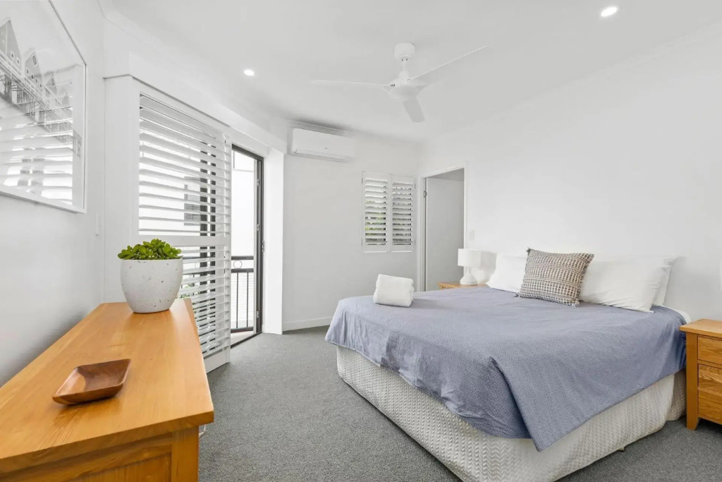 6 Seabreeze Spacious Newly Renovated Apartment with Ocean Views
