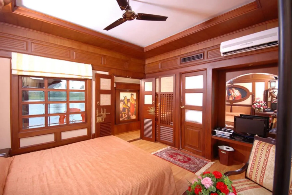 Sterling House boat Lake Palace Alleppey