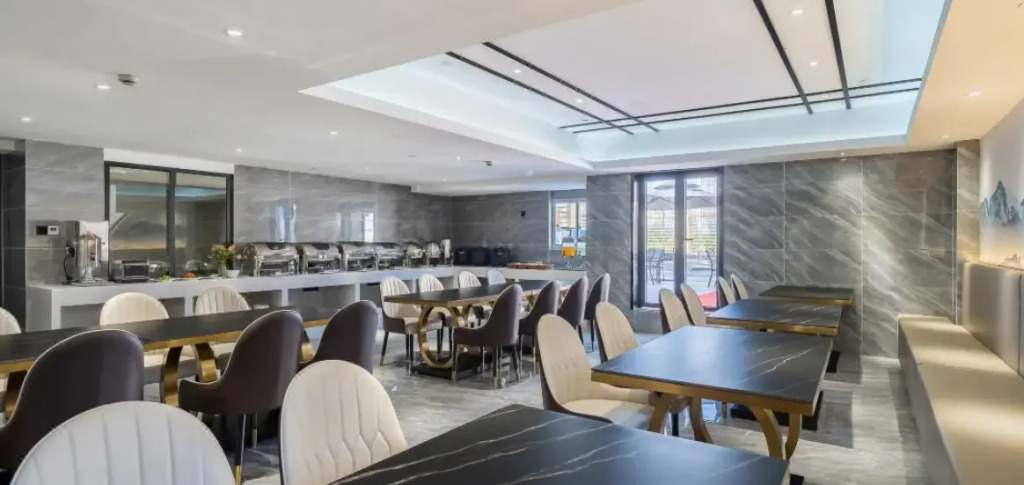 Rezen Dong Hotel (Huzhou City Center High-speed Railway Station Store)