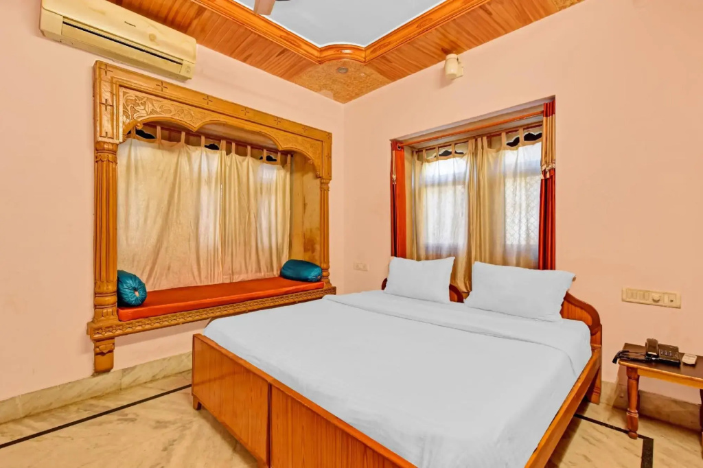 Capital O 85541 Hotel Crown Villa
