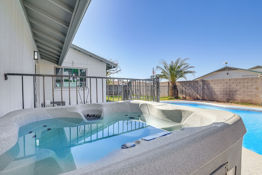 Snowbird Haven w/ Hot Tub! 3 Mi to Dtwn Chandler