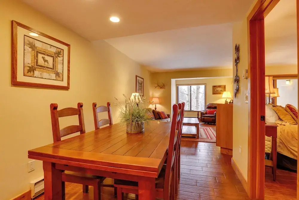 Condo w/ Hot Tub Access - Quick Bus Trip to Ski!