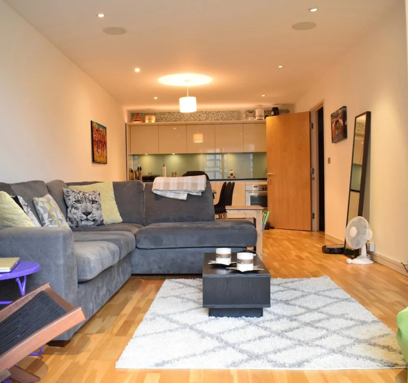 1 Bedroom Flat Near Old Street With Balcony