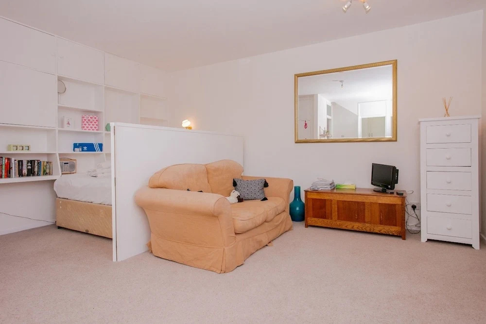 Studio Apartment in Putney With Balcony Sleeps 2