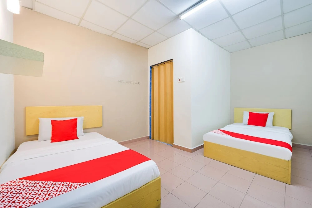 OYO 89461 CP Hotel