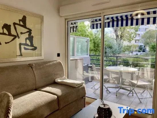 New Studio Apartment in Cannes with Private Parking and Swimming Pool