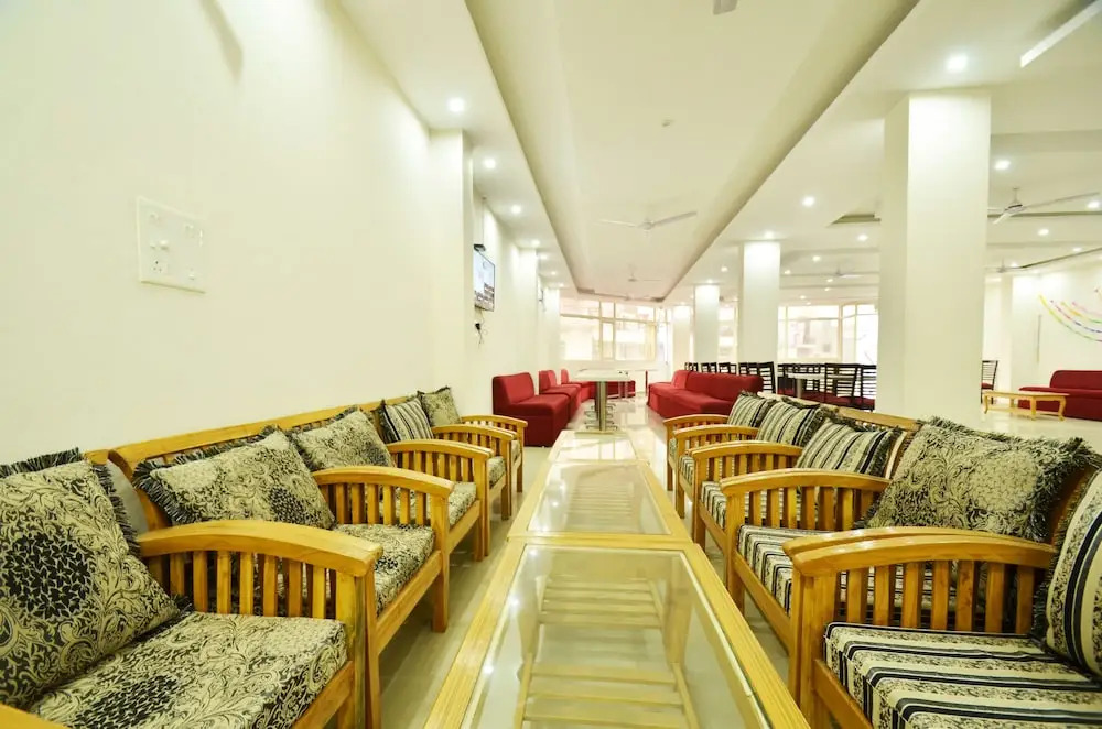 OYO 7372 Platinum Inn