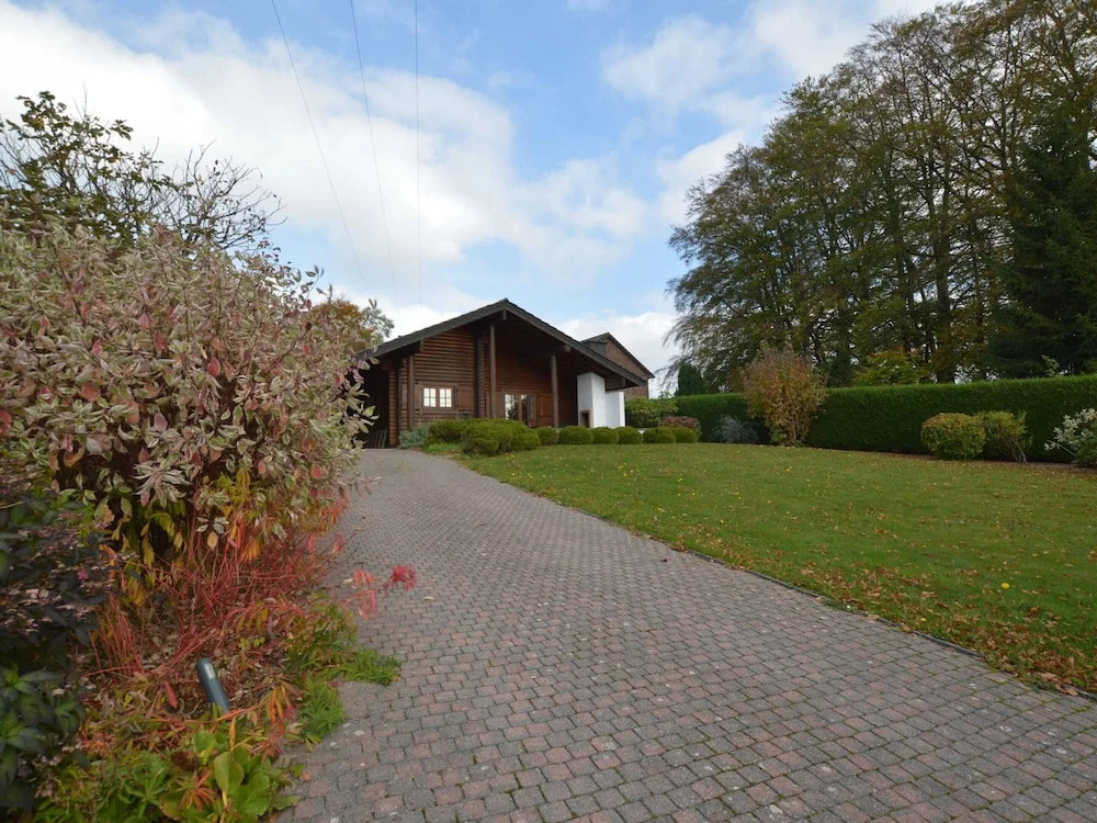Stavelot Chalet With Garden