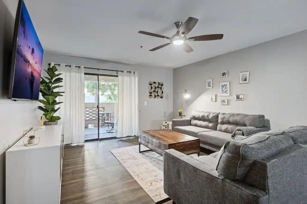 Beautiful Newly Remodeled 2-bdrm Biltmore Condo!
