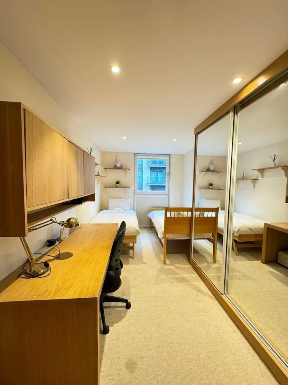Contemporary 2BD Flat W/balcony Canary Wharf!