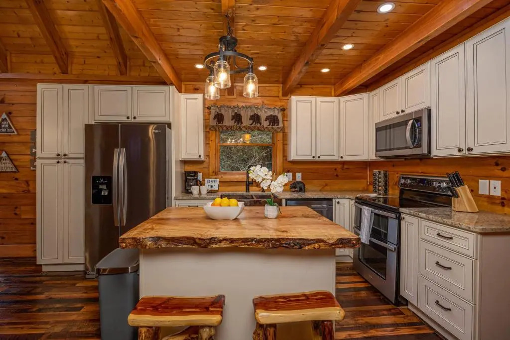 Creek, Pet Friendly, Spa, Arcade, Private, King Beds, Games, Easy Roads