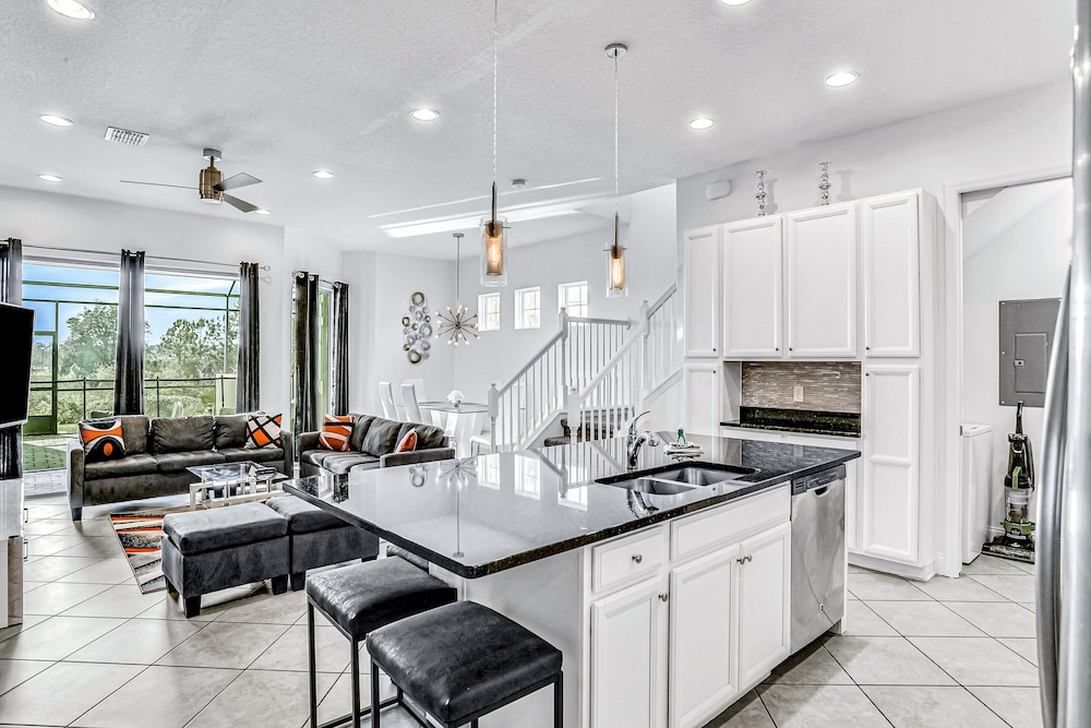 Dog-friendly Townhome With Private Pool, Screened Lanai, Fast Wifi, W/d, AC