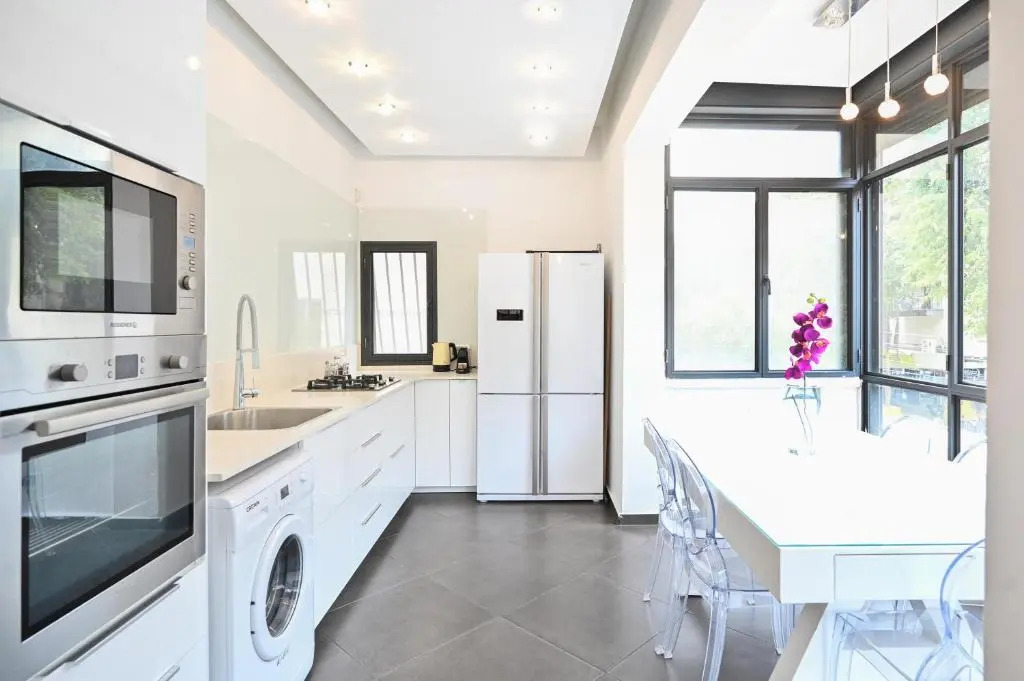 Clear 3BR in Dizzengoff 140 by HolyGuest