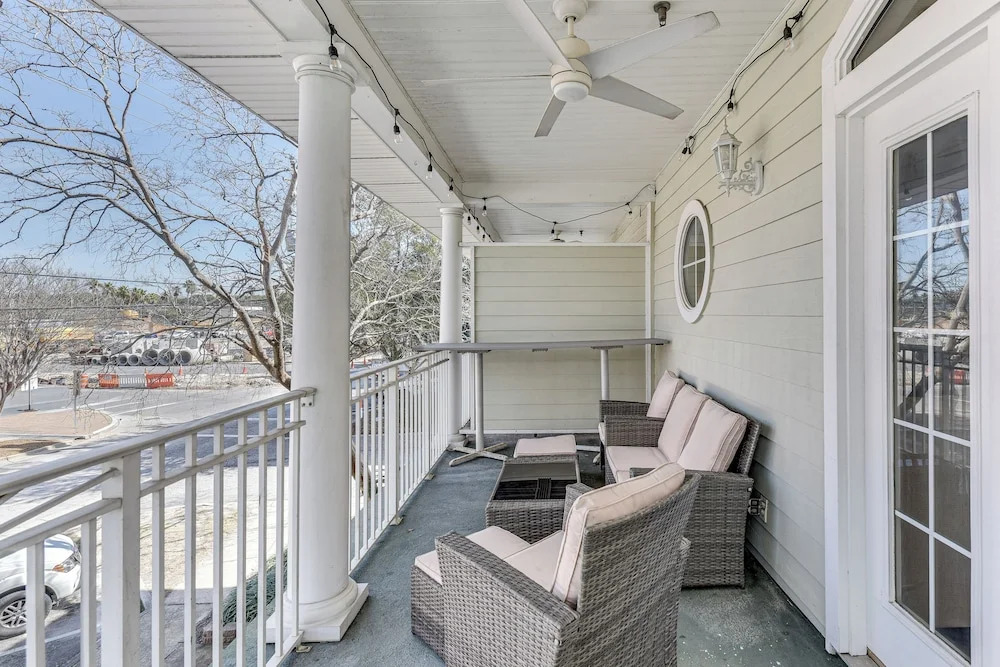 Walkable Dtwn Fort Walton Beach Condo w/ Balcony