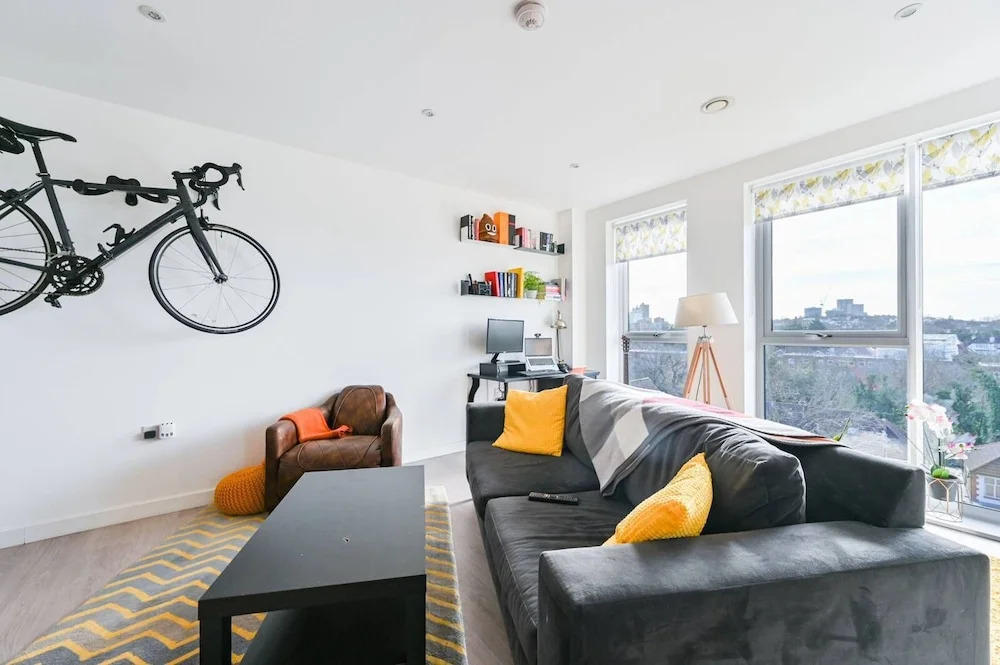 2-bed Apartment Only 15 Mins From Central London