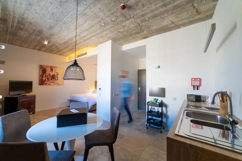 19 ROOMS