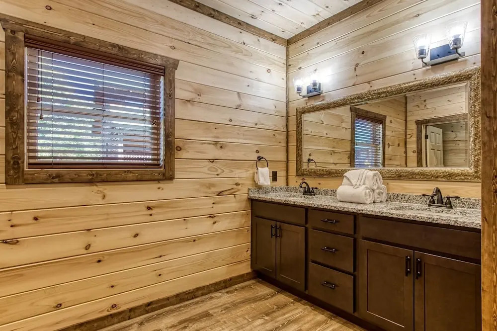 ERN840 - Splashin Chalet - Brand New Cabin with Indoor Pool! Great Location! cabin