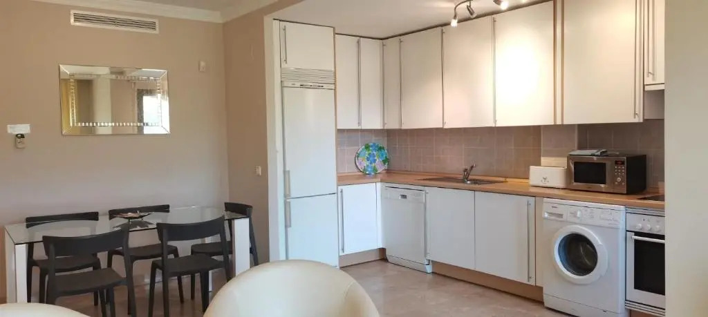 Apartamento espacioso muy tranquilo y con jardines cercano a la playa y con 06 piscinas