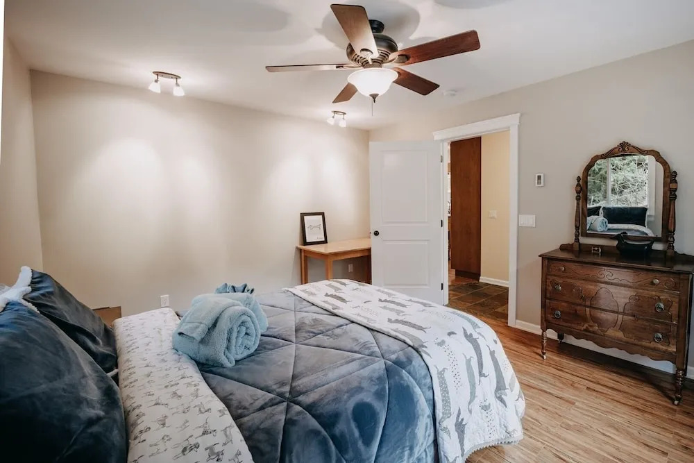 22mbr - Wi-fi - Fireplace - Pets Ok - Sleeps 8 4 Bedroom Cabin by Redawning