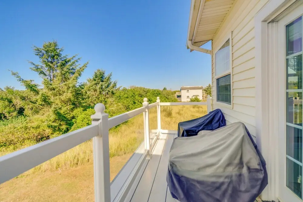 Ocean Shores Condo w/ Private Tub < 1 Mi to Beach!