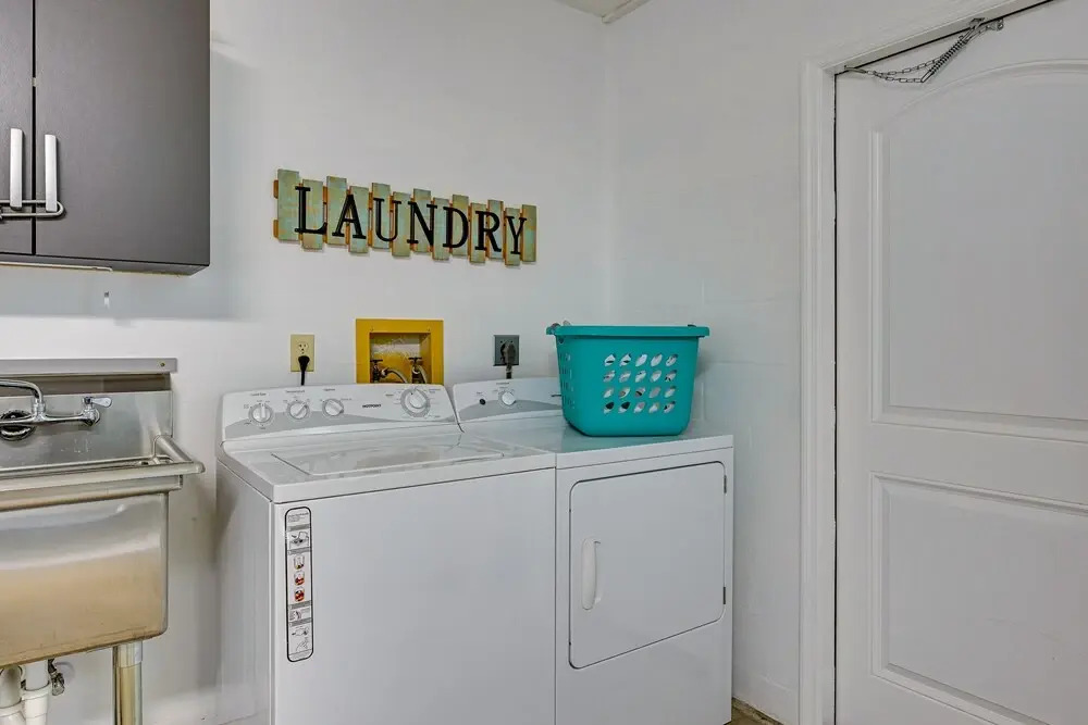 Englewood Oasis w/ Screened Lanai + Outdoor Pool!