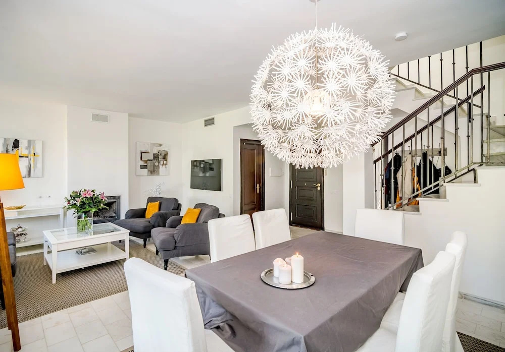 SE-Spacious townhouse in Nueva Andalucia Roomservice