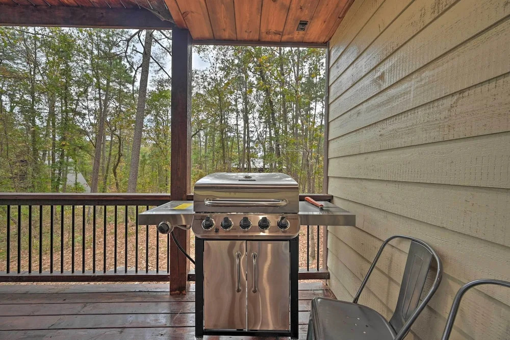 Tudor-style Broken Bow Cottage w/ Hot Tub & Decks!