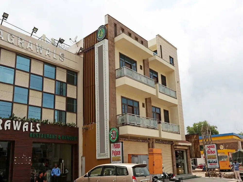 Goroomgo Pushpa Palace Mathura