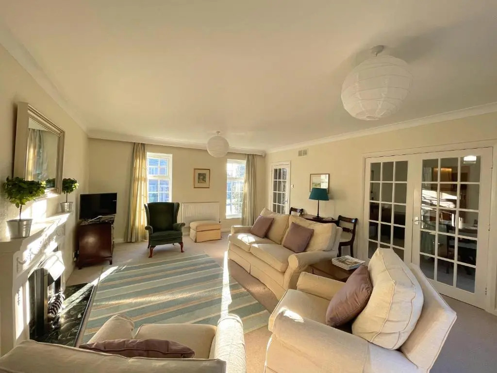 Spacious 4 Bedroom House with Garden