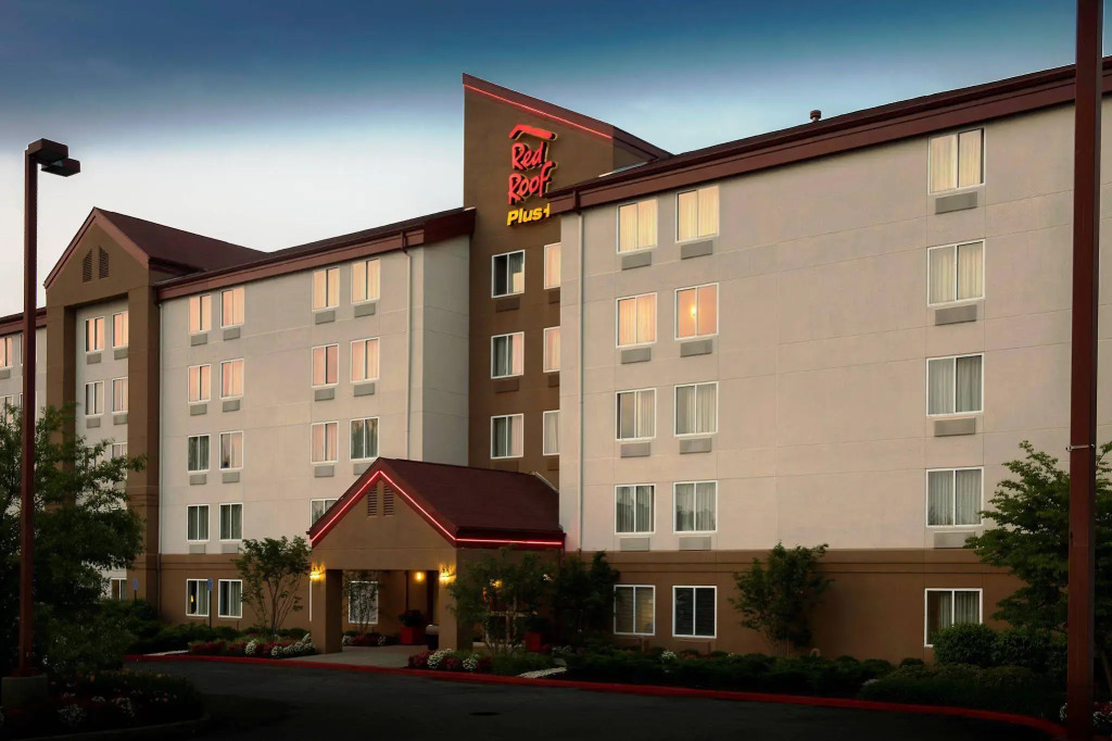 Red Roof Inn PLUS Long Island - Garden City