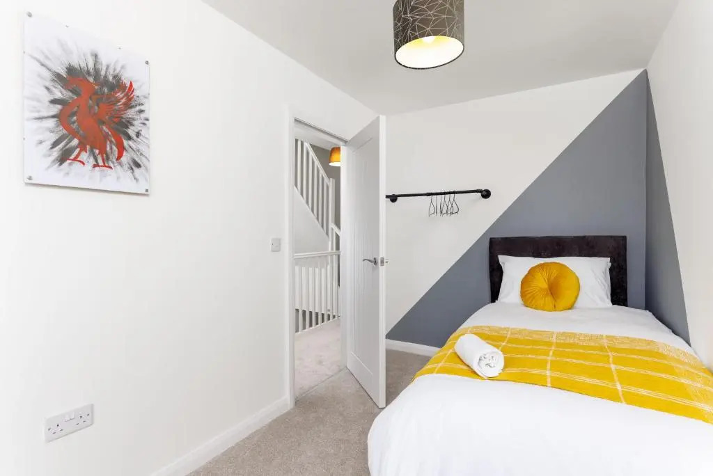 Air Host and Stay - Brand new 3 bedroom house sleeps 7 minutes from LFC and city centre ref27