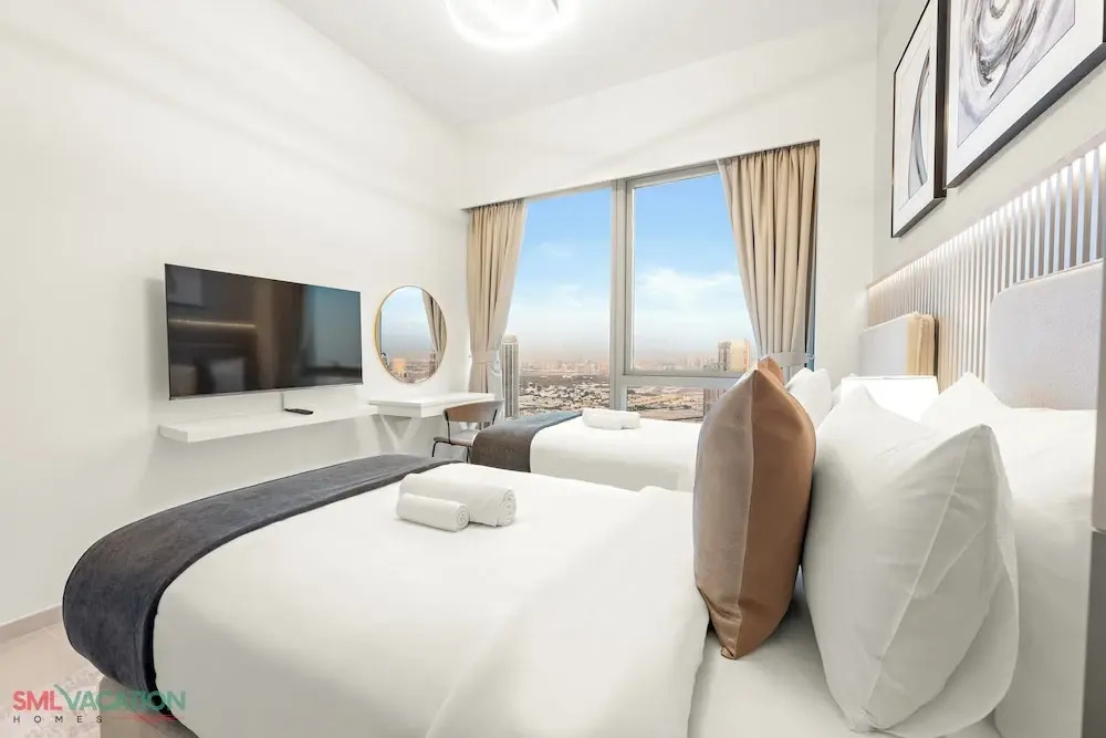 SML Vacation Homes - Sky High Apartments with Burj Khalifa and Dubai Fountain Views at Grande Signature, Downtown Dubai