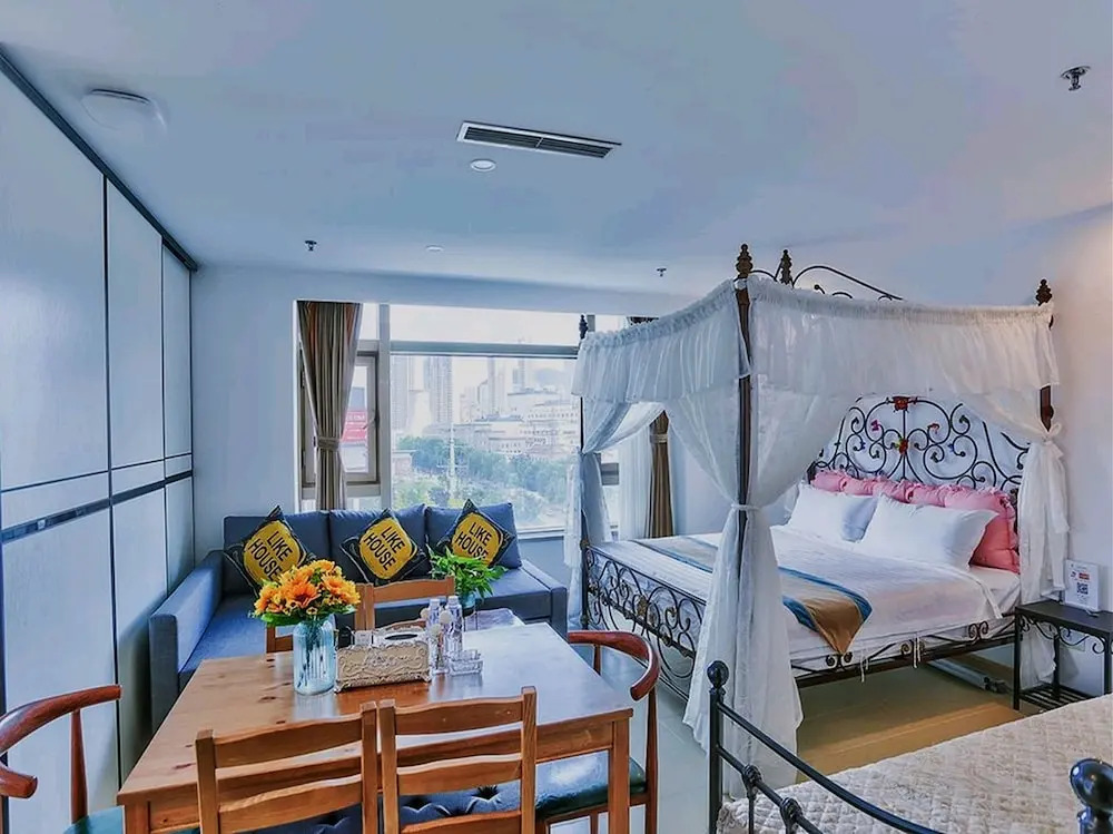 Changjiang Dong Metro Apartment