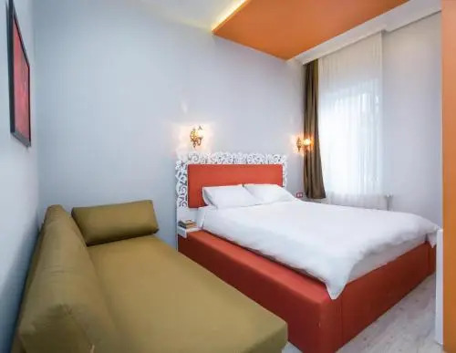 De Moon Suites Hotel