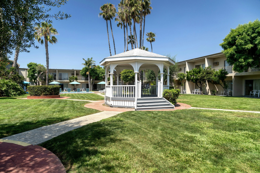 Golden Sails Hotel