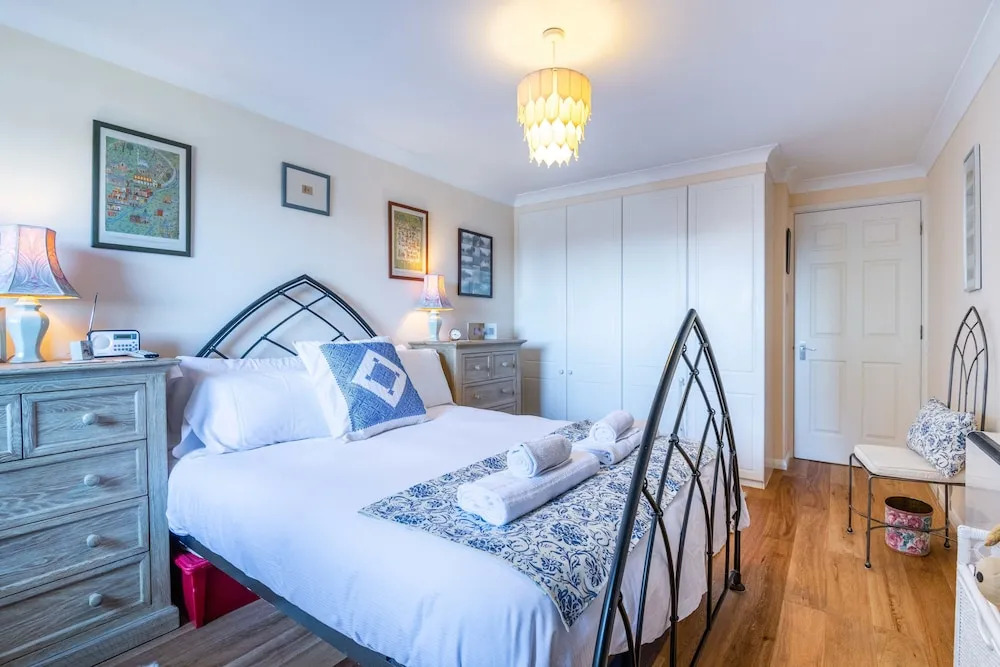 Delightful Wapping Home with Stunning River Views