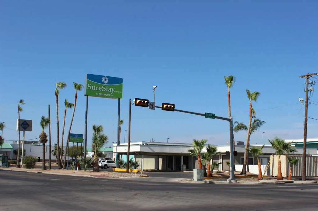 Spanish Trails Inn - Laredo Hotel
