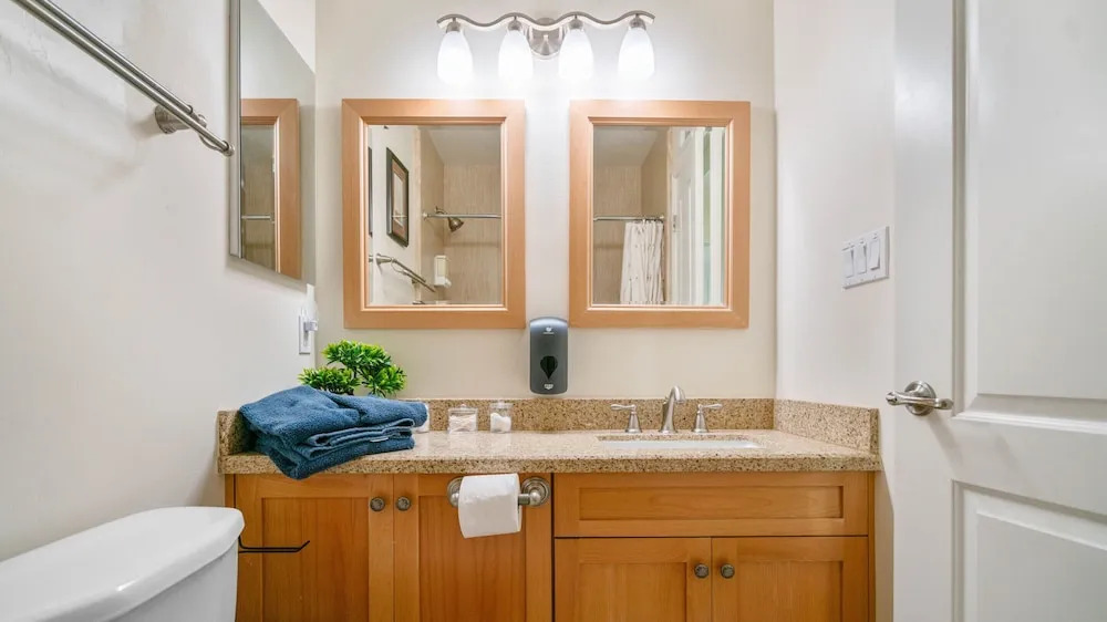 Home Ensuite With Panoramic City View