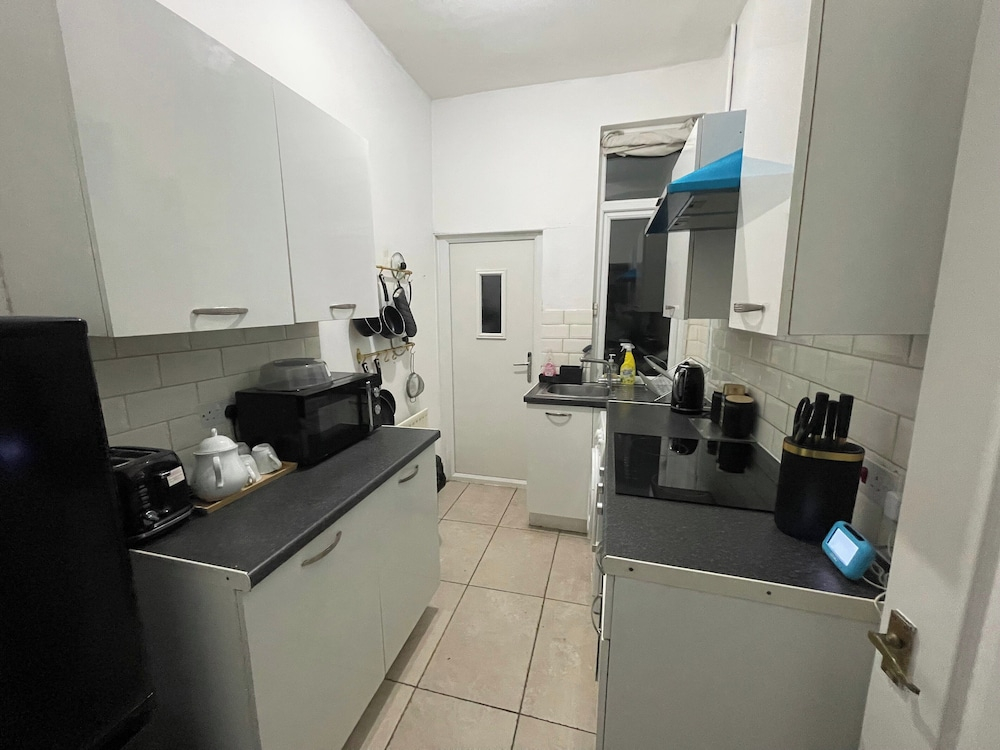 Large 4-bed Home, Free Parking, Near City Center