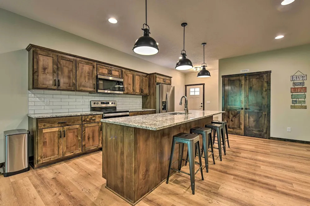 Modern Nisswa Escape w/ Deck: Walk to Gull Lake!