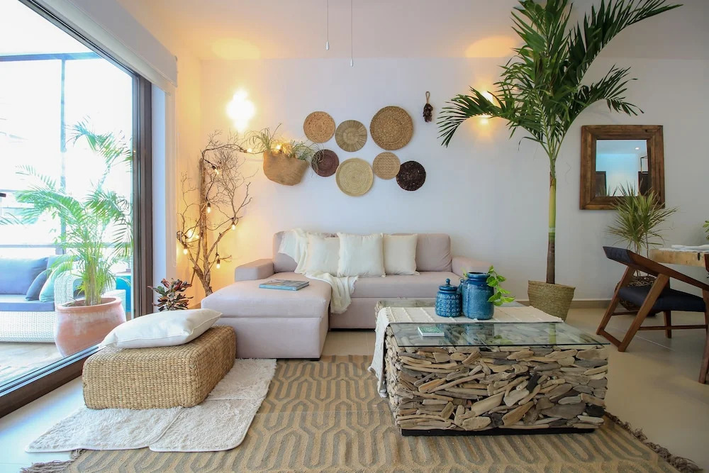 Beautiful Condo with Screened Terrace by the Pool